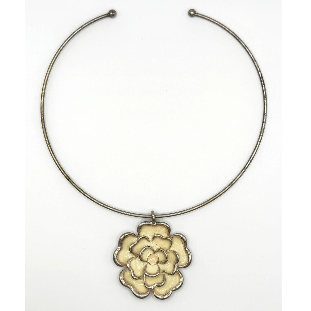 Cream Floral Pendant Necklace – Modern Open‑Band Design